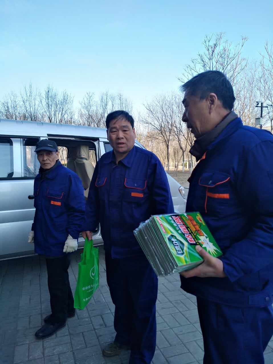 图二:工作人员投放粘鼠板和鼠药