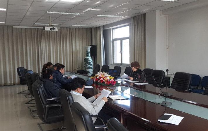 图二:党支部党员正在认真学习文件