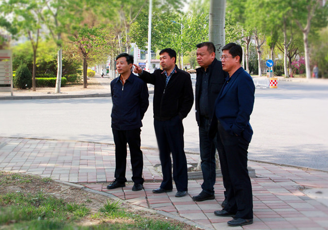 图二:向廉校长等领导介绍现场情况