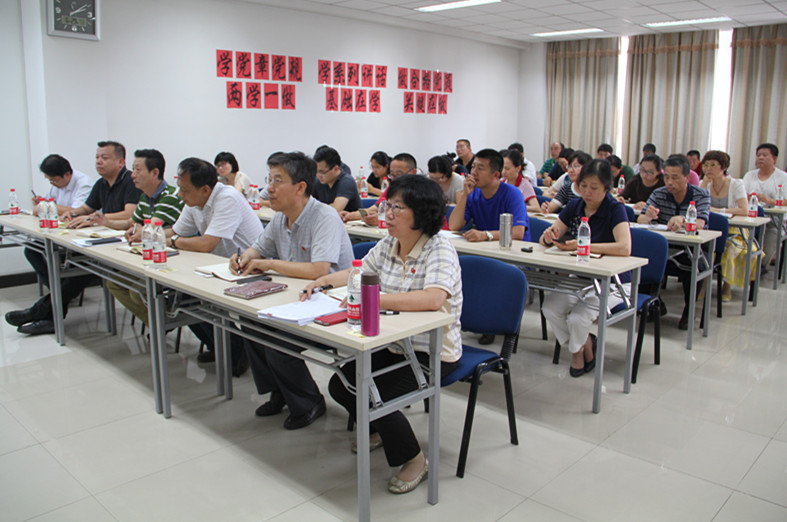 图二:后勤党委在职党员参加此次党课学习