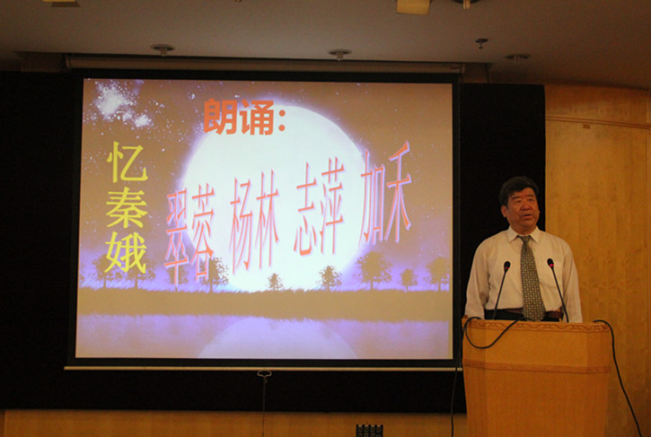 图三:原后勤管理处退休教工杨林表演朗诵《忆亲娥》