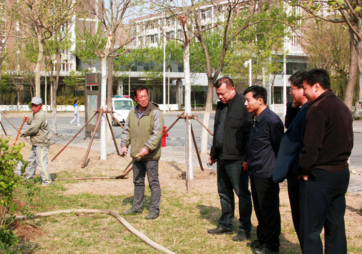 图一:廉校长一行视察施工现场