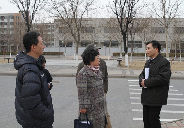 图三:视察食堂外围墙体及楼顶设施