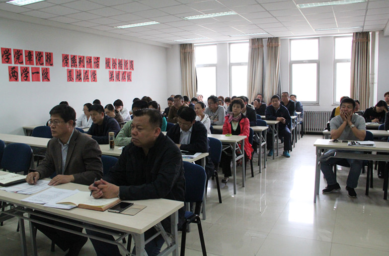 图二:后勤全体在编干部职工、外聘项目经理、两村物业经理、绿化养护单位负责人等参会