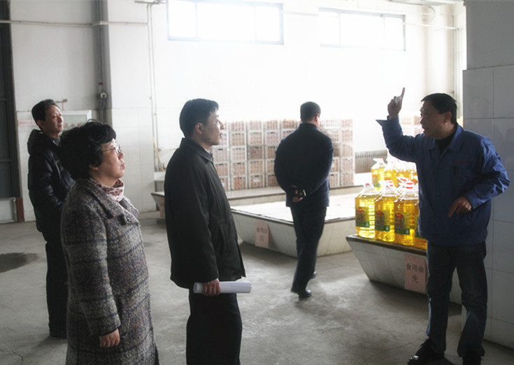 图二:视察食堂库房工作