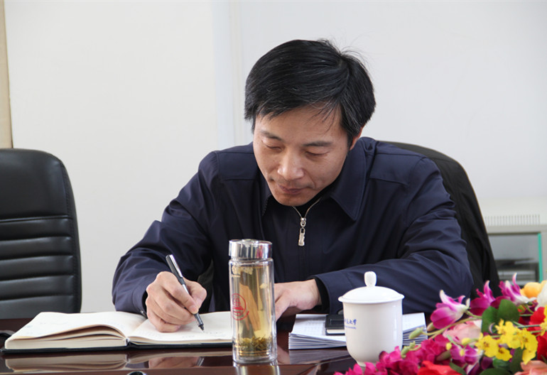 图一:副校长廉军出席会议并作重要讲话