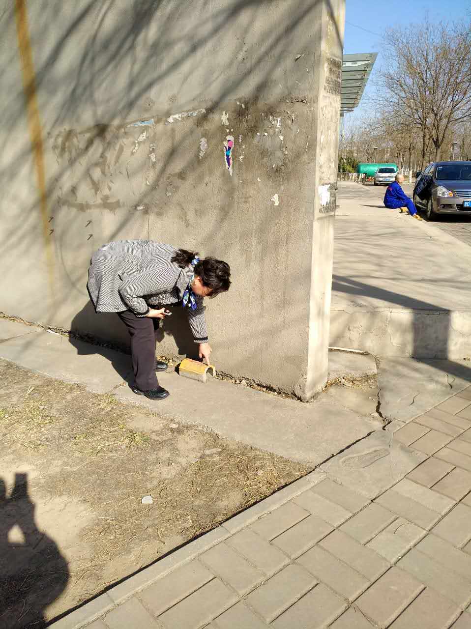 图三:工作人员对投放的鼠药数量进行监测
