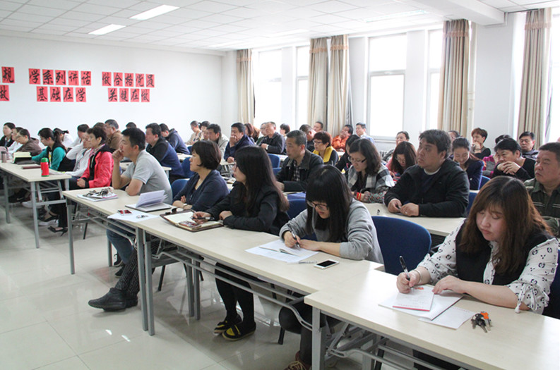 图二:后勤全体在编干部职工、外聘项目经理、两村物业经理、绿化养护单位负责人等参会