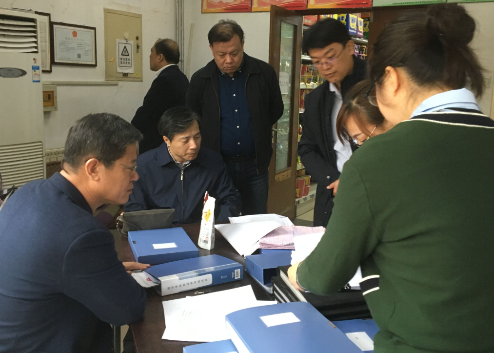 廉校长查看超市相关文件